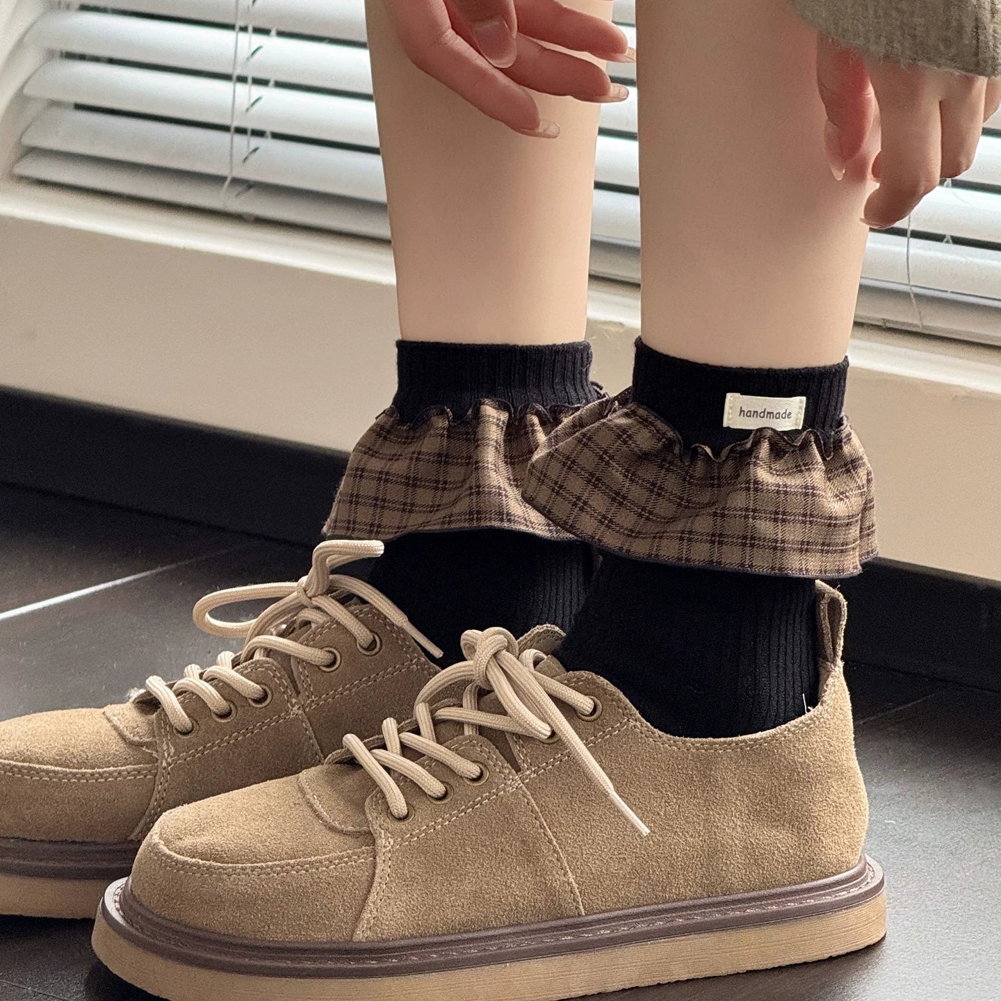 Dcxecsx | Women’s Mid-Calf Cotton Pile Socks with Plaid Pattern, Smoke Gray and Off-White Tones for Autumn and Winter Wear